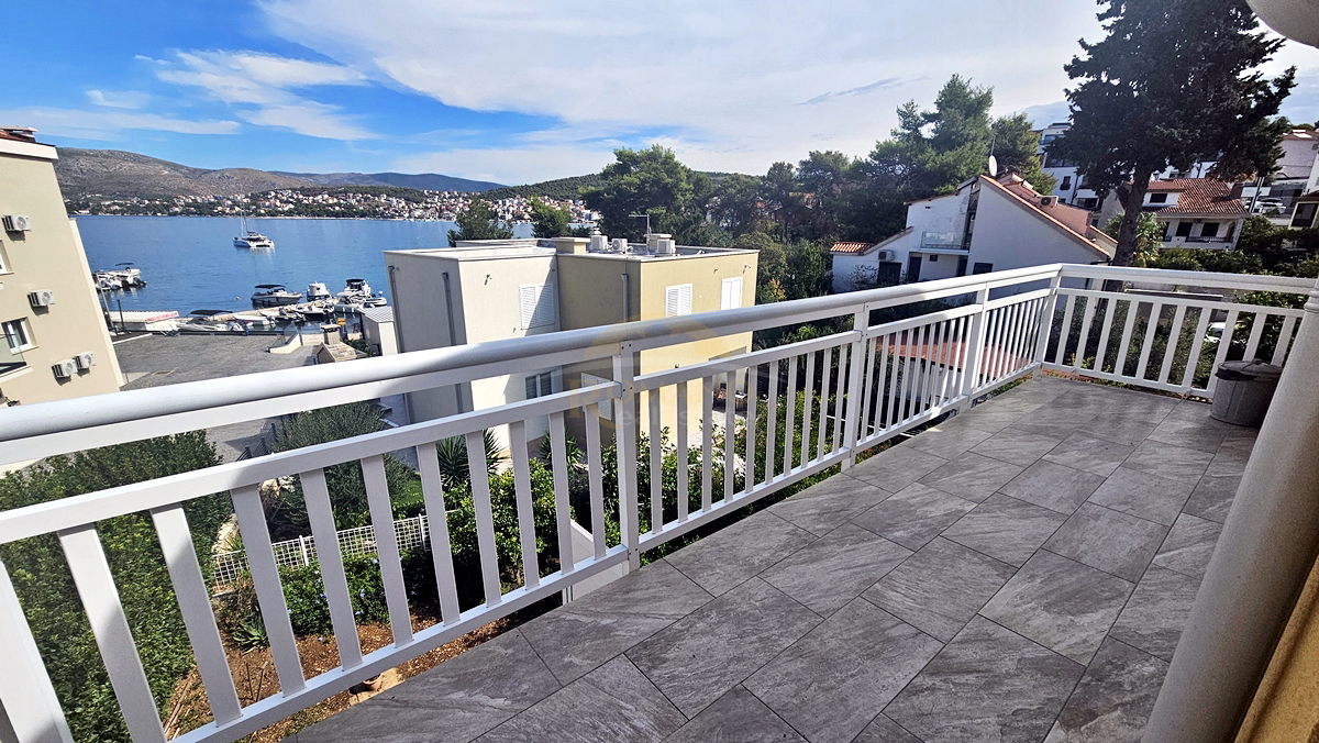 Casa con appartamenti a Okrug Gornji/Čiovo, seconda fila dal mare - 5 appartamenti